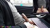 Ich wichse und benutze einen Vibrator an meinem Schwanz im Auto auf einem Cruising-Parkplatz am Straßenrand. Ich wurde fast erwischt. snapshot 12