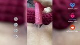 Close-up masturbatie met grote roze dildo en krachtige roze vibrator snapshot 1