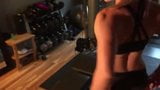 Extrem heiße Muskelfrau in ihrem privaten Fitnessstudio gefickt snapshot 4