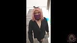 Maricas Crossdresser em corredor público, sissygasm snapshot 1