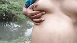 Desi sex boy capezzoli che si schiacciano per fare sesso da soli nella foresta. Esegue pressioni sul seno. snapshot 8