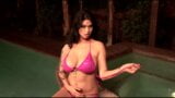 Asiatin Tera Patrick mit riesigen Titten ölt ihre runden Titten und ihren dicken Arsch am Pool ein! snapshot 4