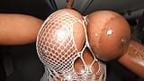 Grandota con enormes tetas chupando polla blanca snapshot 3