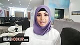 Nina si gadis berhijab dewasa menonton film remaja Amerika dan terobsesi untuk menjadi ratu prom snapshot 5