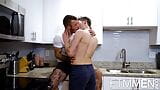 Chance Hart laat Axel Black hem creampie maken in de keuken snapshot 4