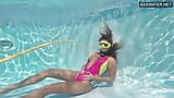 Irina Poplavok - une star du porno blonde dans la piscine snapshot 10