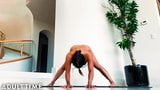 Nackt in Yoga Life - Lana Violet dehnt heißen Körper und Finger snapshot 4