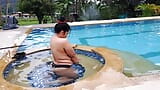 Saya menjadi keras ketika saya melihat ibu mertua saya setengah telanjang di kolam renang snapshot 1