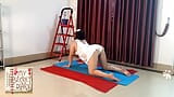 Kompilasi yoga bogel. Seorang wanita dalam seluar dalam mengamalkan yoga di gim. Setiausaha Saya Diari. s3 snapshot 10