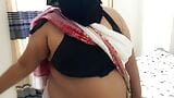 (55-летнюю тамильскую тетушку жестко трахают, пока она подметает комнату) Индийскую милфу-тетушку анальный трах snapshot 3