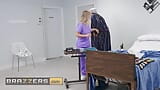Sjuksköterska SlimThick Vic upptäcker Hollywoods hårda kuk under lakan kan inte låta bli att glida den i hennes röv - BRAZZERS snapshot 3