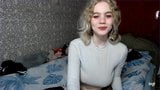Une blonde de 18 ans suce et lèche ses propres tétons devant la caméra snapshot 7