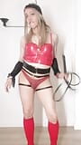 Trans Camelia sexy roter latex und braunes bbc-dildoreiten snapshot 1