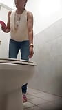 彼女の美しい毛むくじゃらの猫を露出しながらバスルームで放尿するお母さん。 snapshot 1