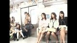 Tren lleno de mujeres se turnan para besar a la chica snapshot 1