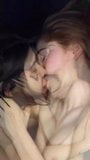 Chicas besándose snapshot 3