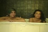 Due ragazze si divertono nella vasca da bagno snapshot 3