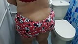 Mi madrastra limpia el baño, yo quiero que chupe mi polla. Parte 1. Que bien chupa. POV snapshot 1