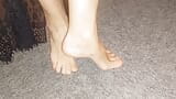 Los pies de Selena posando y trabajando con el pie snapshot 4