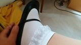 Schwarze Mary Jane mit beiger Strumpfhose & weißer Spitzen-Socken-Neckerei snapshot 2