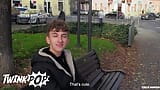 Un joli mec au parc avale la bite d'un inconnu et montre qu'il a définitivement de l'expérience avec les boners - twink pop snapshot 1