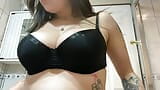 Esposa gostosa - experimentando lingerie de renda vermelha snapshot 5