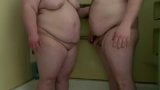 Un couple grassouillet joue dans la salle de bain snapshot 2