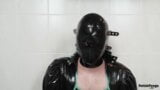 Sputare divertimento con maschera in lattice e costume (trailer) snapshot 9