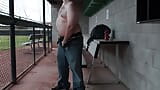 Ich fühlte mich geil im lokalen baseball diamond, also wichste ich, bis ich eine massive ladung kam snapshot 3