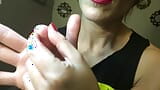 Milf mit roten lippen erickaAries lutscht ihren amputierten finger-nub snapshot 8