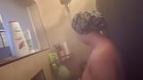 Femeie mare și țâțoasă face un duș snapshot 9