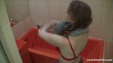 Chick toma um banho relaxante depois do trabalho snapshot 2