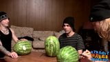 Heterosexuelle Typen ficken Wassermelonen, bis sie kommen snapshot 2