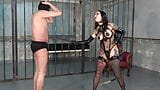 Japanische Domina Youko, Strapon Pegging und hartes Auspeitschen snapshot 6