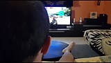 Tommy speelt op de Playstation en lady muffin met zijn pik snapshot 1