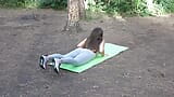 Heißes mädchen macht yoga, öffentlicher blowjob von großem schwanz im park! snapshot 1