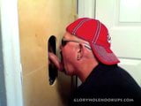 Zwei Kumpels bekommen ein Gloryhole zum Lutschen snapshot 2