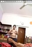 Knubbig tjej videochattar med pojkvän som visar bröst snapshot 1
