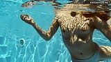 Acrobacias subaquáticas na piscina com Mia Split snapshot 16