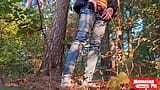 Chàng trai đi tiểu trong rừng dưới gốc cây snapshot 4