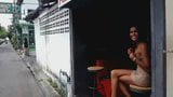 Ladyboy un lento paseo a la playa snapshot 1