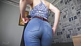 Pantat seluar jeans biru mengusik dalam seluar dalam belakang penuh snapshot 12