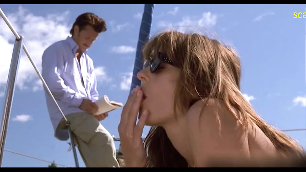 Elizabeth Hurley naakte borsten in het gewicht van een waterfilm | xHamster