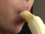 Hermosa chica japonesa sexualmente comiendo un plátano snapshot 6