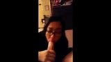 Nerdy Hottie gibt erstaunlichen Blowjob snapshot 1