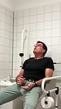चिकित्सा भवन में एक सार्वजनिक टॉयलेट में लंड हिलाना। अप्रकाशित snapshot 15