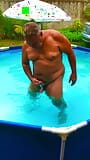 Filmé al abuelo gay masturbándose en la piscina. snapshot 5