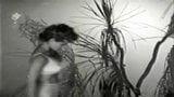 Virginia Bell - nuda in giardino snapshot 1