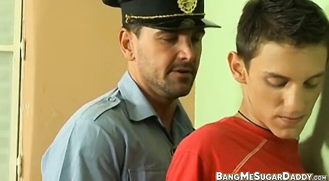 Η Nubile Twink κυριαρχείται και γαμιέται από ένστολο αστυνομικό