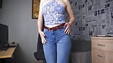 Blue jeans, culo provoca en espalda completa snapshot 5